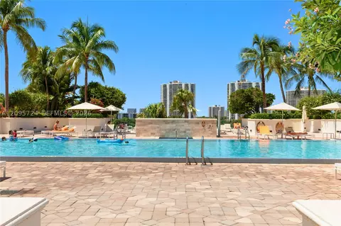 19900 E Country Club Dr #216, Aventura, FL 33180