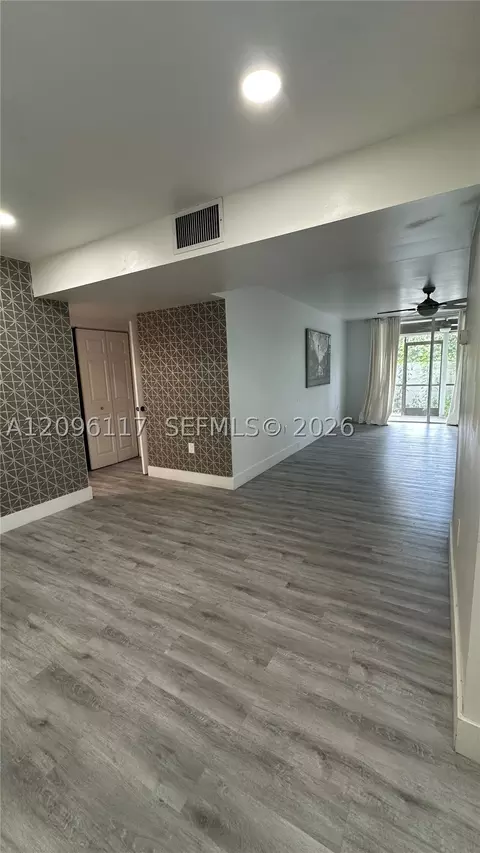 7100 NW 17 #111, Plantation, FL 33313