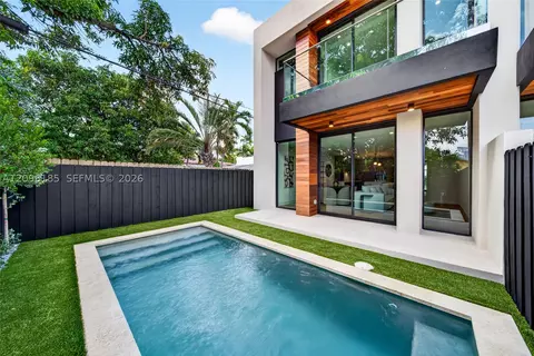 925 SW 10th Ave, Miami, FL 33130
