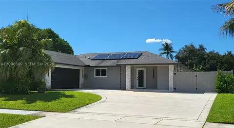 712 Juniper Pl, Wellington, FL 33414