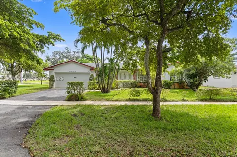 4899 NW 7th Dr, Plantation, FL 33317