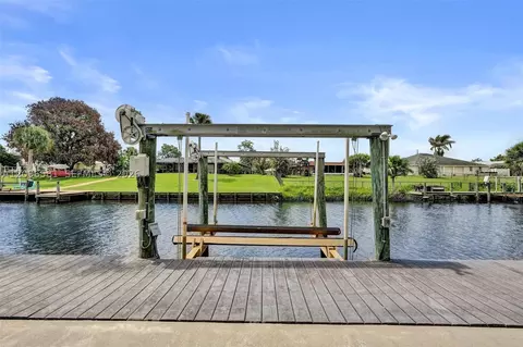 464 NE Cornwall Ave, Port Saint Lucie, FL 34983