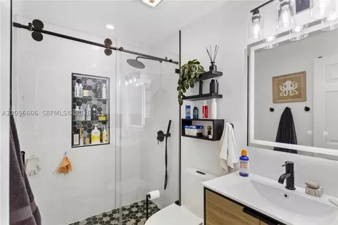 Bath - 326 E 44th St, Hialeah, FL 33013 photo 4 of 4