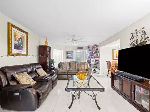3661 Via Poinciana #401, Lake Worth, FL 33467