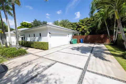 Exterior - 7985 SW 99th St, Miami, FL 33156 photo 3 of 8