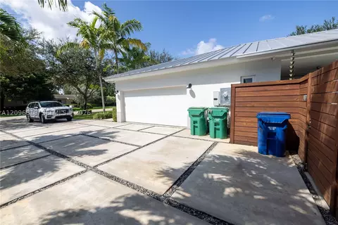 Exterior - 7985 SW 99th St, Miami, FL 33156 photo 6 of 8