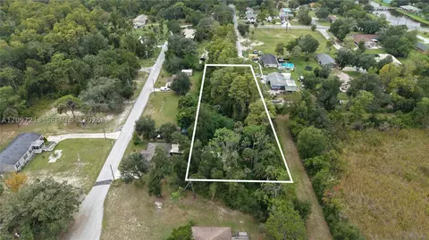 930 NE 1st Ter, Crystal River, FL 34429 photo 2