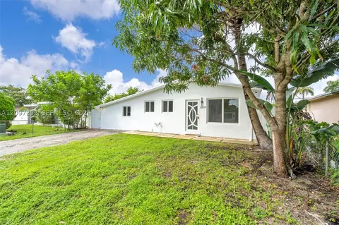 6609 SW 1st Ct, Pembroke Pines, FL 33023