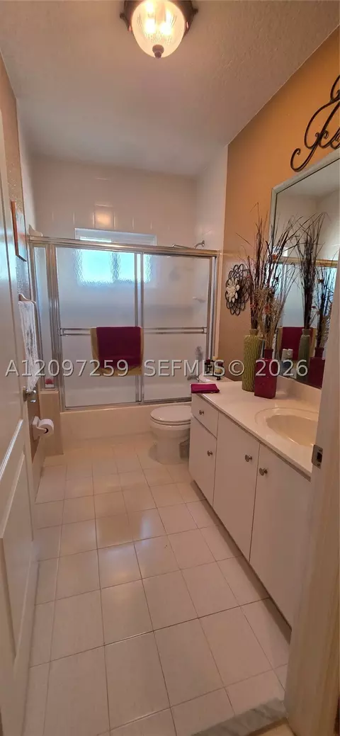 Bath - 17665 NW 87th Ct, Hialeah, FL 33018 photo 1 of 4