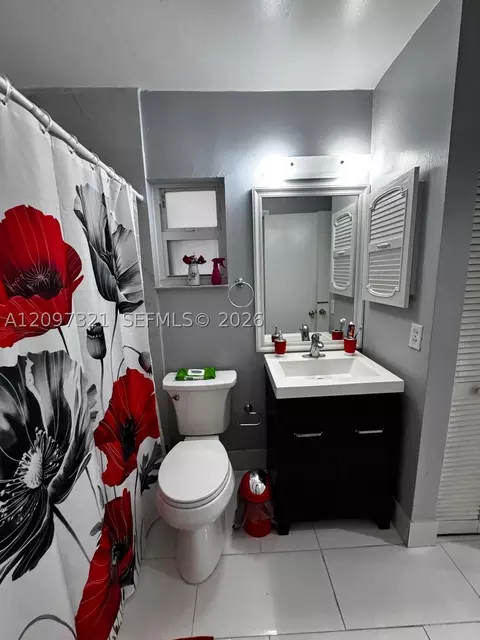 Bath - 5836 NW 199th St, Hialeah, FL 33015 photo 2 of 4