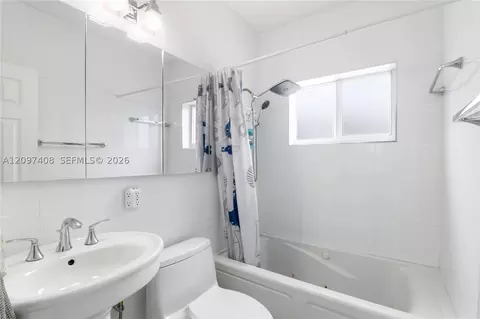 Bath - 1663 NE 176th St, North Miami Beach, FL 33162 photo 1 of 1