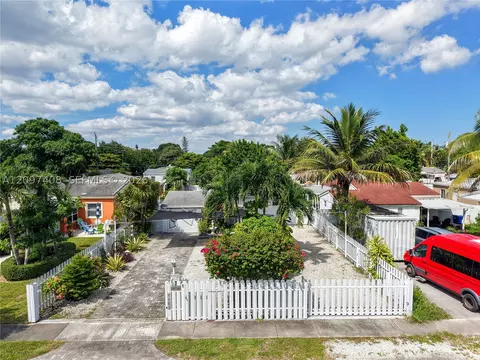 Exterior - 1663 NE 176th St, North Miami Beach, FL 33162 photo 19 of 21