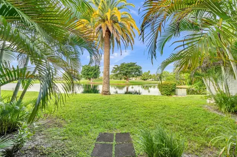Exterior - 18958 Bobolink Dr, Hialeah, FL 33015 photo 8 of 11