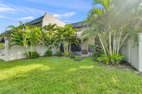 Exterior - 18958 Bobolink Dr, Hialeah, FL 33015 photo 9 of 11
