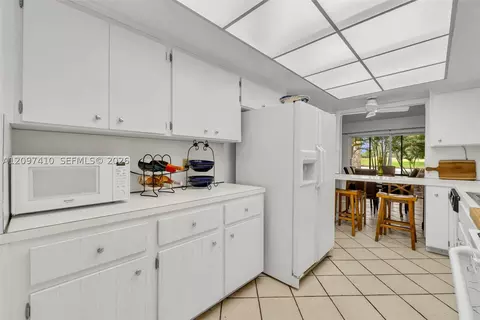 Kitchen - 18958 Bobolink Dr, Hialeah, FL 33015 photo 3 of 3