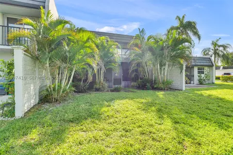 Exterior - 18958 Bobolink Dr, Hialeah, FL 33015 photo 10 of 11