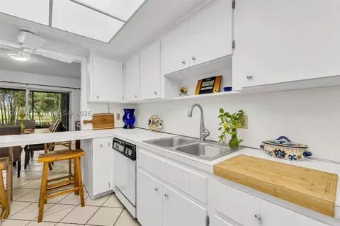 Kitchen - 18958 Bobolink Dr, Hialeah, FL 33015 photo 2 of 3