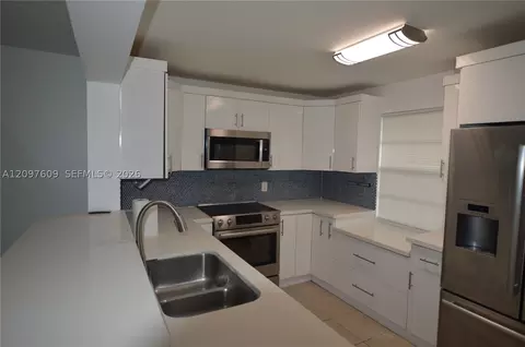 425 SE 11th Ter #403, Dania Beach, FL 33004