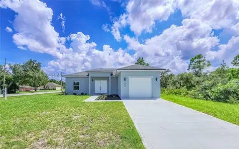 300 Caspian Tern Ave, Sebring, FL 33870