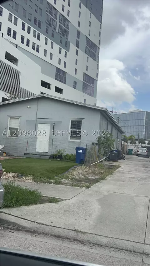 10760 SW 7th St, Sweetwater, FL 33174