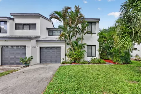 9901 Fairway Cove Ln, Plantation, FL 33324