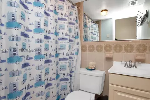 Bath - 53 E Beach Rd, Tavernier, FL 33070 photo 1 of 1