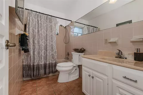 Bath - 3530 Oak Ave, Miami, FL 33133 photo 2 of 2