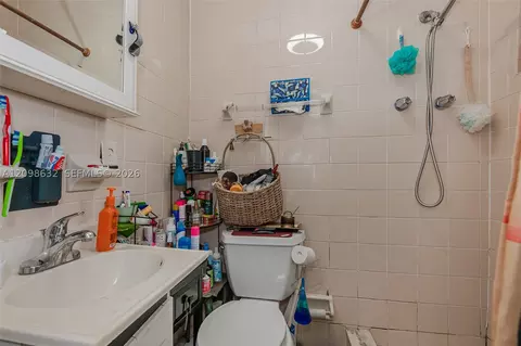 Bath - 3530 Oak Ave, Miami, FL 33133 photo 1 of 2