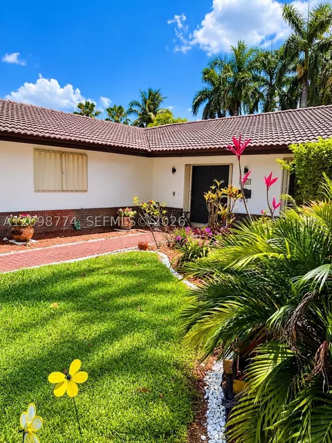 Exterior - 19265 E Saint Andrews Dr, Hialeah, FL 33015 photo 4 of 8
