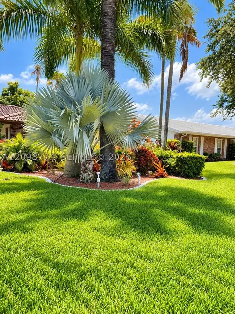 Exterior - 19265 E Saint Andrews Dr, Hialeah, FL 33015 photo 6 of 8