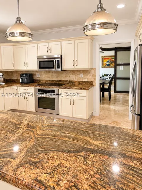 Kitchen - 19265 E Saint Andrews Dr, Hialeah, FL 33015 photo 3 of 4