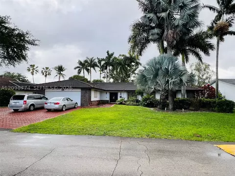 19265 E Saint Andrews Dr, Hialeah, FL 33015