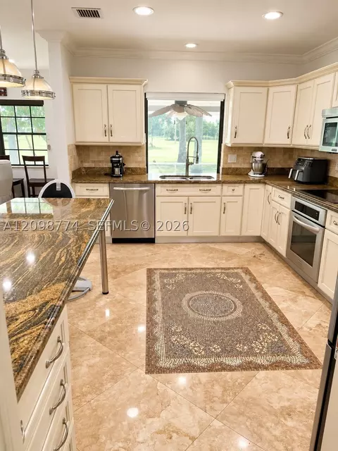 Kitchen - 19265 E Saint Andrews Dr, Hialeah, FL 33015 photo 4 of 4