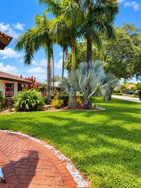 Exterior - 19265 E Saint Andrews Dr, Hialeah, FL 33015 photo 5 of 8