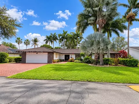 Exterior - 19265 E Saint Andrews Dr, Hialeah, FL 33015 photo 2 of 8