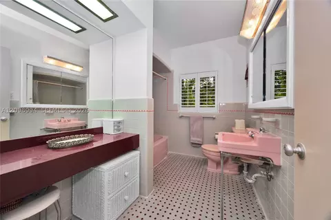Bath - 1245 Algardi Ave, Coral Gables, FL 33146 photo 2 of 2