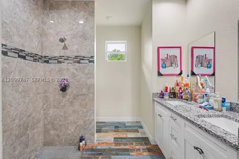 Bath - 8006 Oakleaf Cir, Labelle, FL 33935 photo 1 of 2