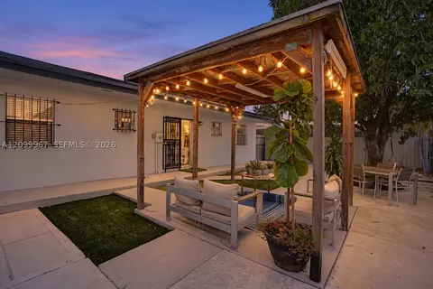 Exterior - 550 E 10th Ave, Hialeah, FL 33010 photo 2 of 4