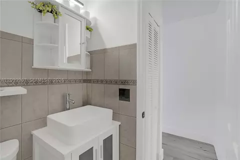 Bath - 550 E 10th Ave, Hialeah, FL 33010 photo 4 of 5