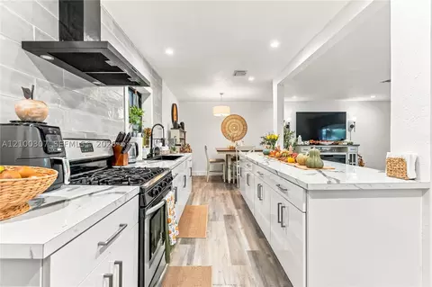 Kitchen - 5802 W 3rd Ave, Hialeah, FL 33012 photo 6 of 10