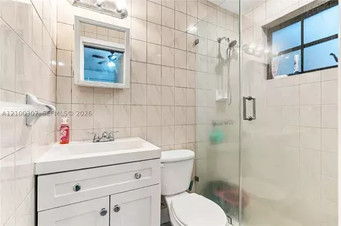 Bath - 5802 W 3rd Ave, Hialeah, FL 33012 photo 4 of 5