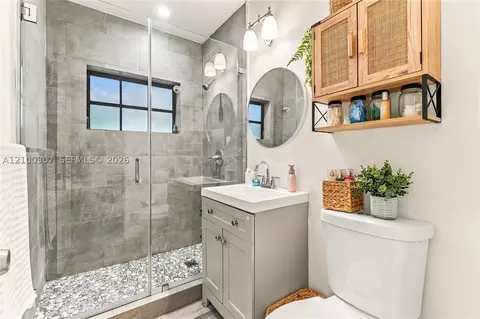 Bath - 5802 W 3rd Ave, Hialeah, FL 33012 photo 3 of 5