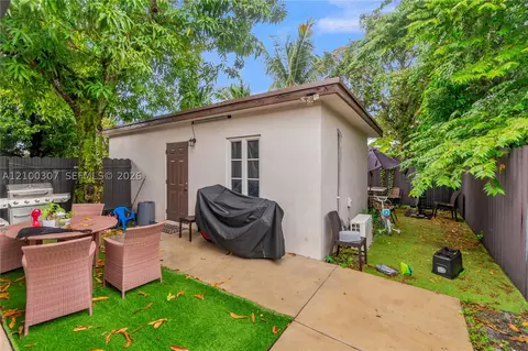 Exterior - 5802 W 3rd Ave, Hialeah, FL 33012 photo 5 of 6