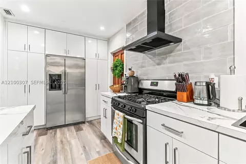 Kitchen - 5802 W 3rd Ave, Hialeah, FL 33012 photo 5 of 10
