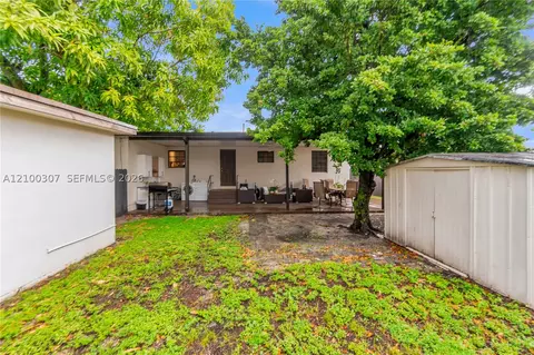 Exterior - 5802 W 3rd Ave, Hialeah, FL 33012 photo 4 of 6