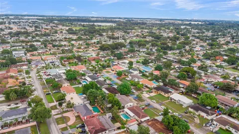 View/Area - 5802 W 3rd Ave, Hialeah, FL 33012 photo 4 of 7