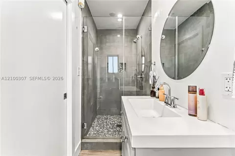 Bath - 5802 W 3rd Ave, Hialeah, FL 33012 photo 2 of 5