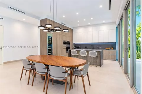 Dining - 110 Reef Ln #10, Key Biscayne, FL 33149 photo 2 of 2