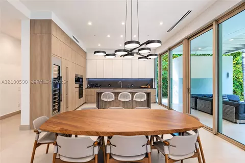 Dining - 110 Reef Ln #10, Key Biscayne, FL 33149 photo 1 of 2