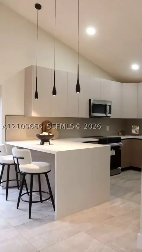 8201 NW 52nd St, Lauderhill, FL 33351